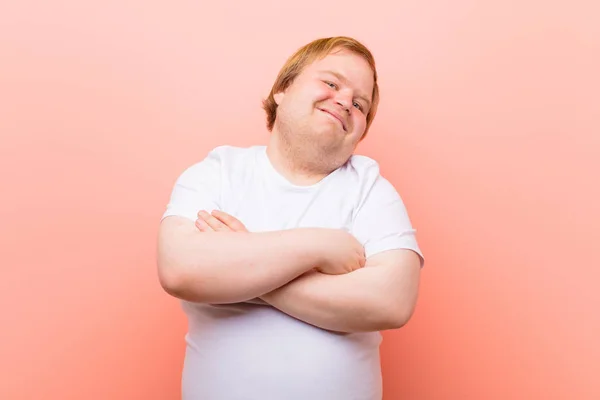 Jovem Grande Tamanho Homem Olhando Como Feliz Orgulhoso Satisfeito Realizador — Fotografia de Stock