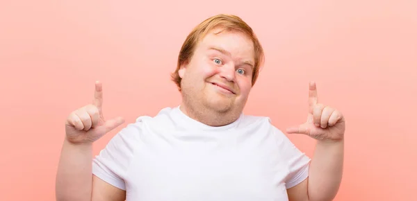 Jovem Grande Tamanho Homem Enquadrar Delinear Próprio Sorriso Com Duas — Fotografia de Stock