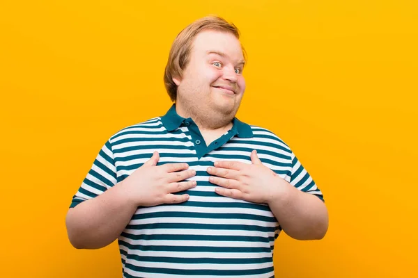 Jovem Grande Tamanho Homem Olhando Feliz Surpreso Orgulhoso Animado Apontando — Fotografia de Stock