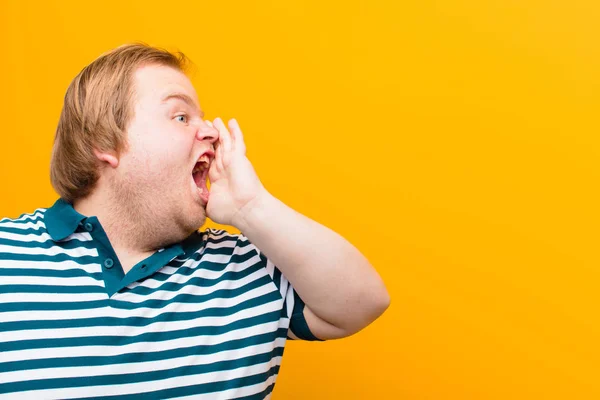 Jovem Grande Tamanho Homem Gritando Alto Irritado Para Copiar Espaço — Fotografia de Stock