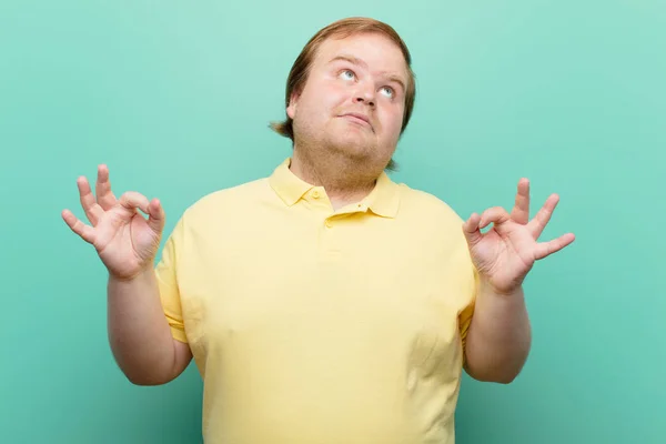 Joven Hombre Gran Tamaño Buscando Concentrado Meditando Sintiéndose Satisfecho Relajado —  Fotos de Stock