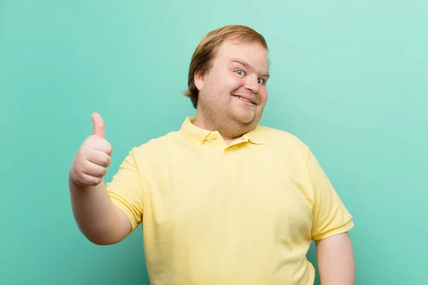 Joven Hombre Gran Tamaño Sentirse Orgulloso Despreocupado Seguro Feliz Sonriendo —  Fotos de Stock