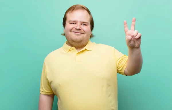 Giovane Uomo Grandi Dimensioni Sorridente Guardando Felice Spensierato Positivo Gesticolando — Foto Stock