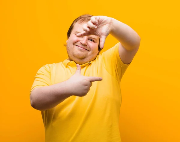 Zich Gelukkig Vriendelijk Positief Voelen Glimlachen Met Handen Een Portret — Stockfoto