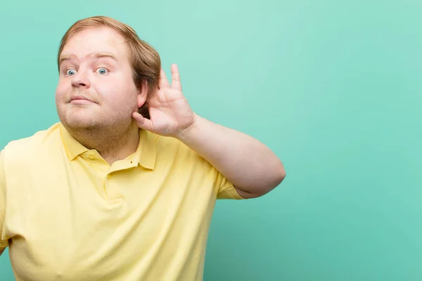 Jeune Homme Grande Taille Souriant Regardant Curieusement Sur Côté Essayant — Photo