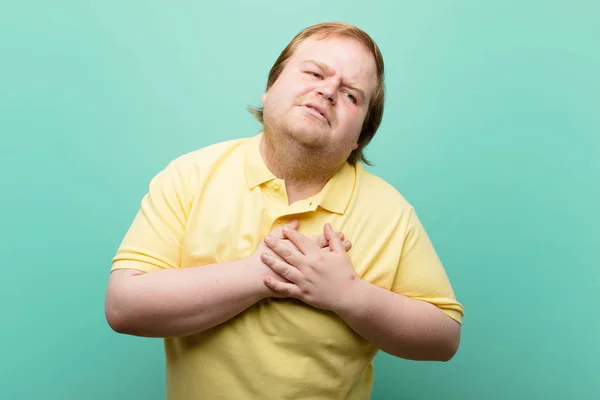 Jong Groot Formaat Man Kijken Verdrietig Gekwetst Gebroken Hart Houdt — Stockfoto