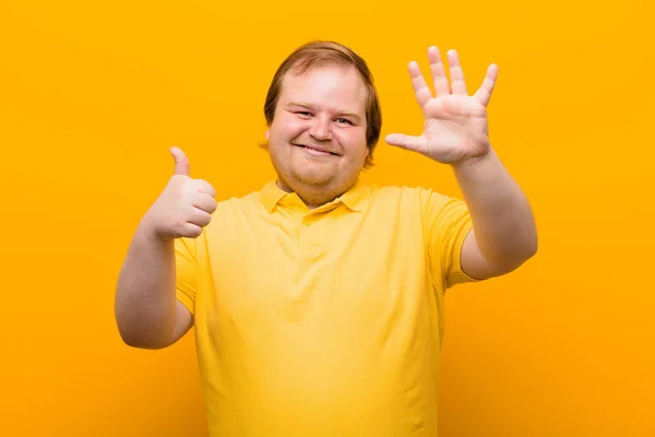 Gülümsüyor Arkadaş Canlısı Görünüyor Altı Altıncı Numarayı Gösteriyor Elleri Önde — Stok fotoğraf