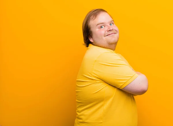 Sonriendo Alegremente Sintiéndose Feliz Satisfecho Relajado Con Los Brazos Cruzados —  Fotos de Stock