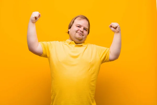 Triomfantelijk Schreeuwen Kijken Als Opgewonden Gelukkig Verrast Winnaar Vieren — Stockfoto