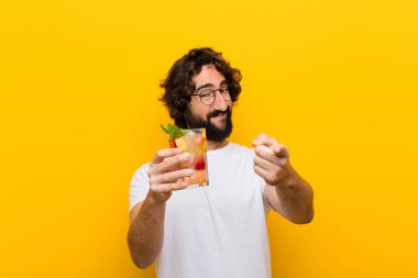 Kokteylli genç çılgın sakallı adam. turizm konsepti