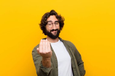 Genç çılgın adam kendini mutlu, başarılı ve kendinden emin hissediyor, bir meydan okumayla karşı karşıya ve 