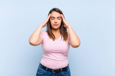 Genç ve güzel bir kadın konsantre, düşünceli ve ilham verici görünüyor, beyin fırtınası yapıyor ve hayal ediyor.