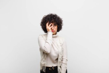 Genç ve güzel bir afro kadın yorgun, sıkıcı ve sıkıcı bir görevin ardından sıkılmış, hayal kırıklığına uğramış ve uykulu hissediyor.