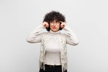 Genç, güzel afro kadın konsantre olmuş ve bir fikir üzerinde kafa yoruyor, bir soruna ya da soruna bir çözüm hayal ediyor.