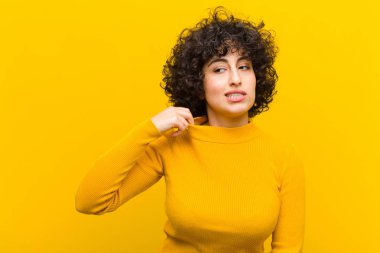 Genç, güzel bir afro kadın stresli, endişeli, yorgun ve hayal kırıklığına uğramış, gömleğini çekiştiren, sorunlardan bıkmış görünüyor.