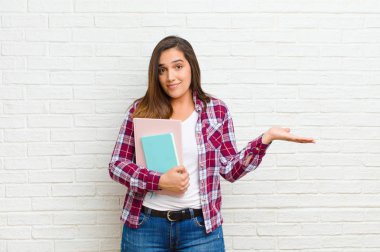 Tuğla duvar dokusuna karşı genç ve güzel bir kadın