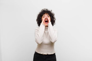 Genç, güzel afro kadın mutlu, heyecanlı ve pozitif hissediyor, elleri ağızlarının yanında bağırıyor, bağırıyor