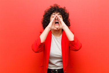 Genç, güzel afro kadın mutlu, heyecanlı ve pozitif hissediyor, elleri ağızlarının yanında bağırıyor, bağırıyor