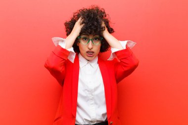 Genç, güzel bir afro kadın dehşete kapılmış ve şok olmuş hissediyor, ellerini havaya kaldırıyor ve bir hata yüzünden panikliyor.