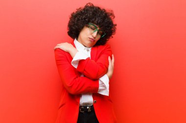 Genç, güzel afro kadın aşık, gülümseyen, sarılan ve kendine sarılan, bekar, bencil ve benmerkezci.