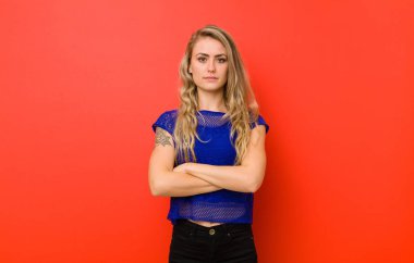 Genç sarışın kadın hayal kırıklığına uğramış, hayal kırıklığına uğramış, ciddi görünüyor, kızgın ve kızgın.