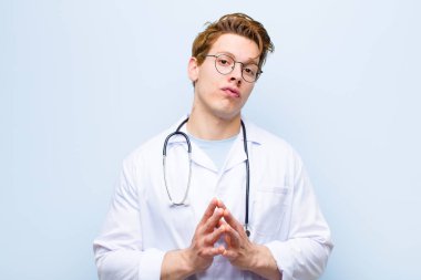 Genç kızıl kafa doktor entrikalar ve komplolar kuruyor, sinsi hileler ve hileler düşünüyor, mavi duvara karşı kurnazlık ve ihanet