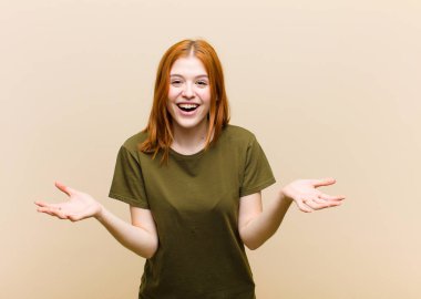 Genç kızıl saçlı, güzel bir kadın kendini mutlu, şaşkın, şanslı ve şaşırmış hissediyor. İnanılmaz!