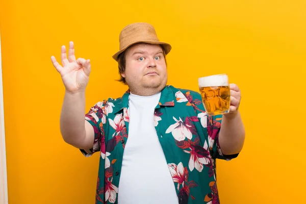 Junger Mann Mit Einem Pint Bier Gegen Flache Wand — Stockfoto