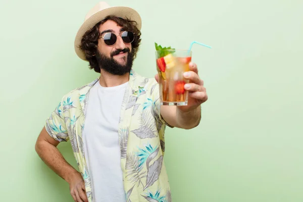 Junger Verrückter Bärtiger Mann Mit Einem Cocktail Touristisches Konzept — Stockfoto