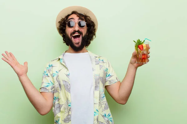 Jovem Louco Barbudo Com Cocktail Conceito Turístico — Fotografia de Stock