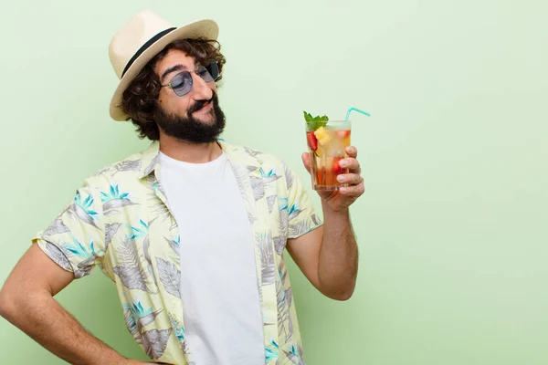 Jovem Louco Barbudo Com Cocktail Conceito Turístico — Fotografia de Stock