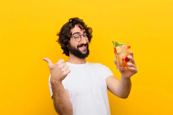 Jonge Gekke Man Met Een Baard Een Cocktail Toeristisch Concept — Stockfoto