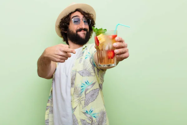 Jonge Gekke Man Met Een Baard Een Cocktail Toeristisch Concept — Stockfoto