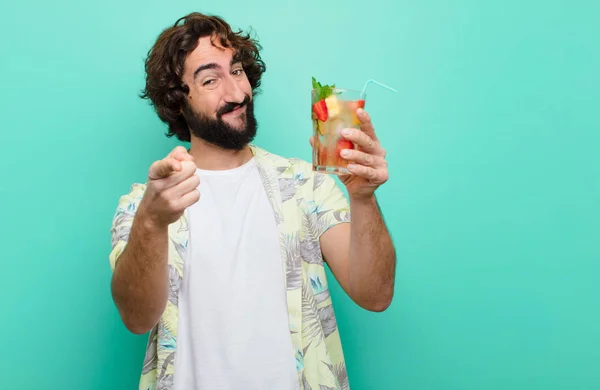 Jovem Louco Barbudo Com Cocktail Conceito Turístico — Fotografia de Stock