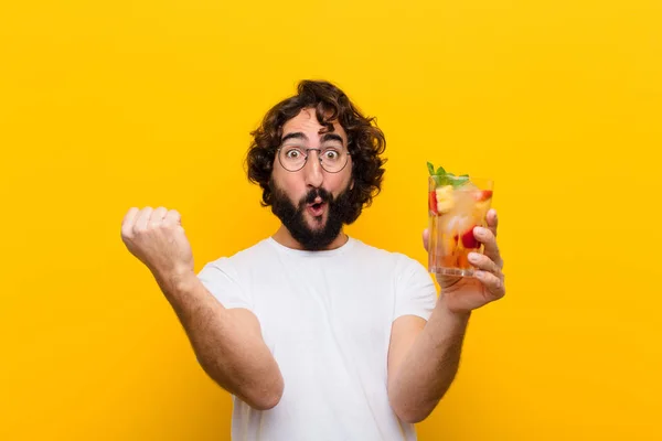 Jonge Gekke Man Met Een Baard Een Cocktail Toeristisch Concept — Stockfoto