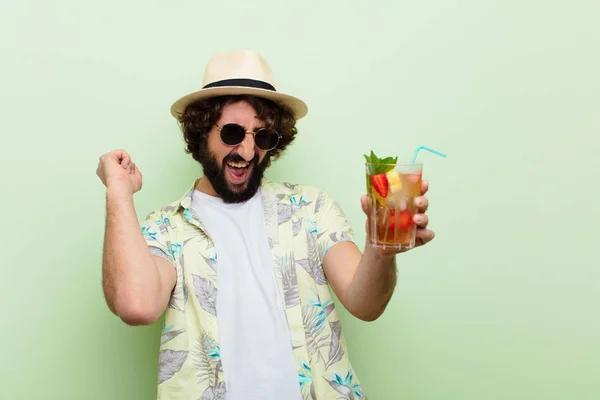 Jovem Louco Barbudo Com Cocktail Conceito Turístico — Fotografia de Stock