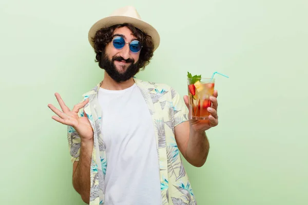 Jovem Louco Barbudo Com Cocktail Conceito Turístico — Fotografia de Stock