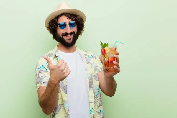 Jovem Louco Barbudo Com Cocktail Conceito Turístico — Fotografia de Stock