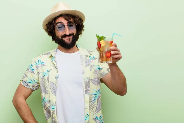 Jovem Louco Barbudo Com Cocktail Conceito Turístico — Fotografia de Stock