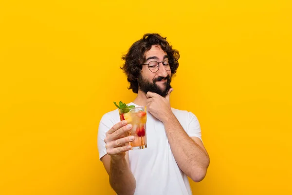 Jovem Louco Barbudo Com Cocktail Conceito Turístico — Fotografia de Stock