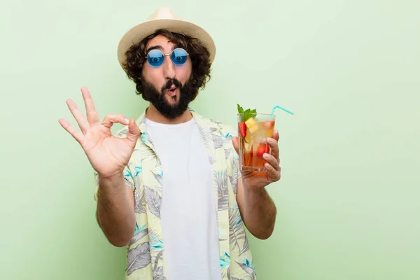 Junger Verrückter Bärtiger Mann Mit Einem Cocktail Touristisches Konzept — Stockfoto