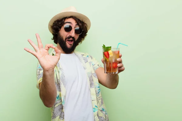年轻疯狂的留着胡子的男人 喝着鸡尾酒 旅游概念 — 图库照片