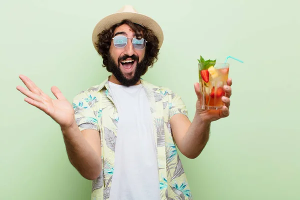 Jovem Louco Barbudo Com Cocktail Conceito Turístico — Fotografia de Stock