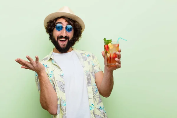 若い狂った髭の男がカクテルを持ってた観光コンセプト — ストック写真