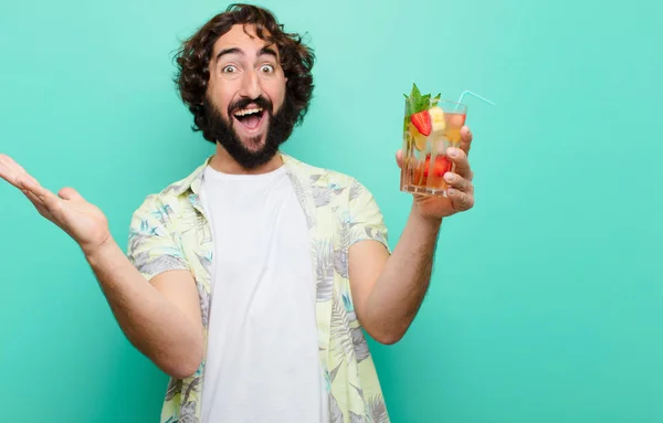 Jonge Gekke Man Met Een Baard Een Cocktail Toeristisch Concept — Stockfoto