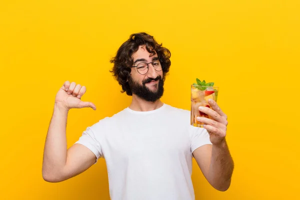 Junger Verrückter Bärtiger Mann Mit Einem Cocktail Touristisches Konzept — Stockfoto