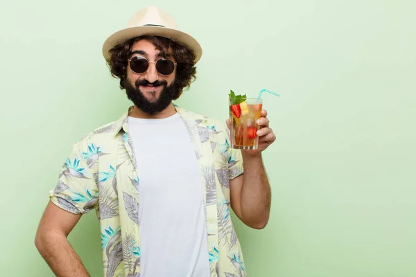 若い狂った髭の男がカクテルを持ってた観光コンセプト — ストック写真
