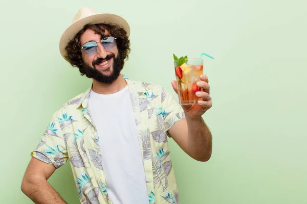 Jovem Louco Barbudo Com Cocktail Conceito Turístico — Fotografia de Stock