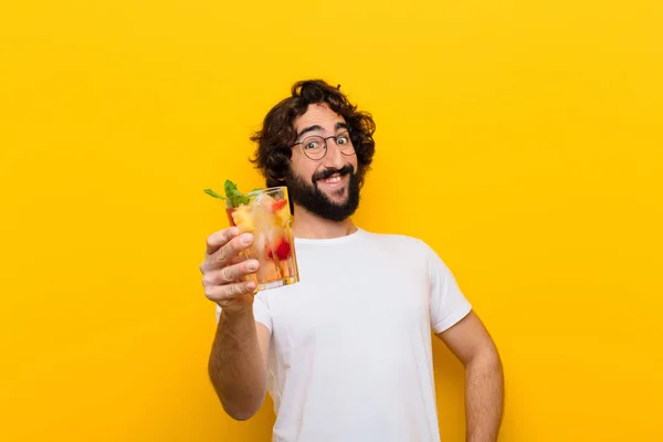 Jonge Gekke Man Met Een Baard Een Cocktail Toeristisch Concept — Stockfoto