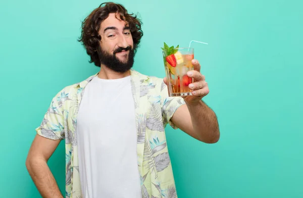 Jonge Gekke Man Met Een Baard Een Cocktail Toeristisch Concept — Stockfoto